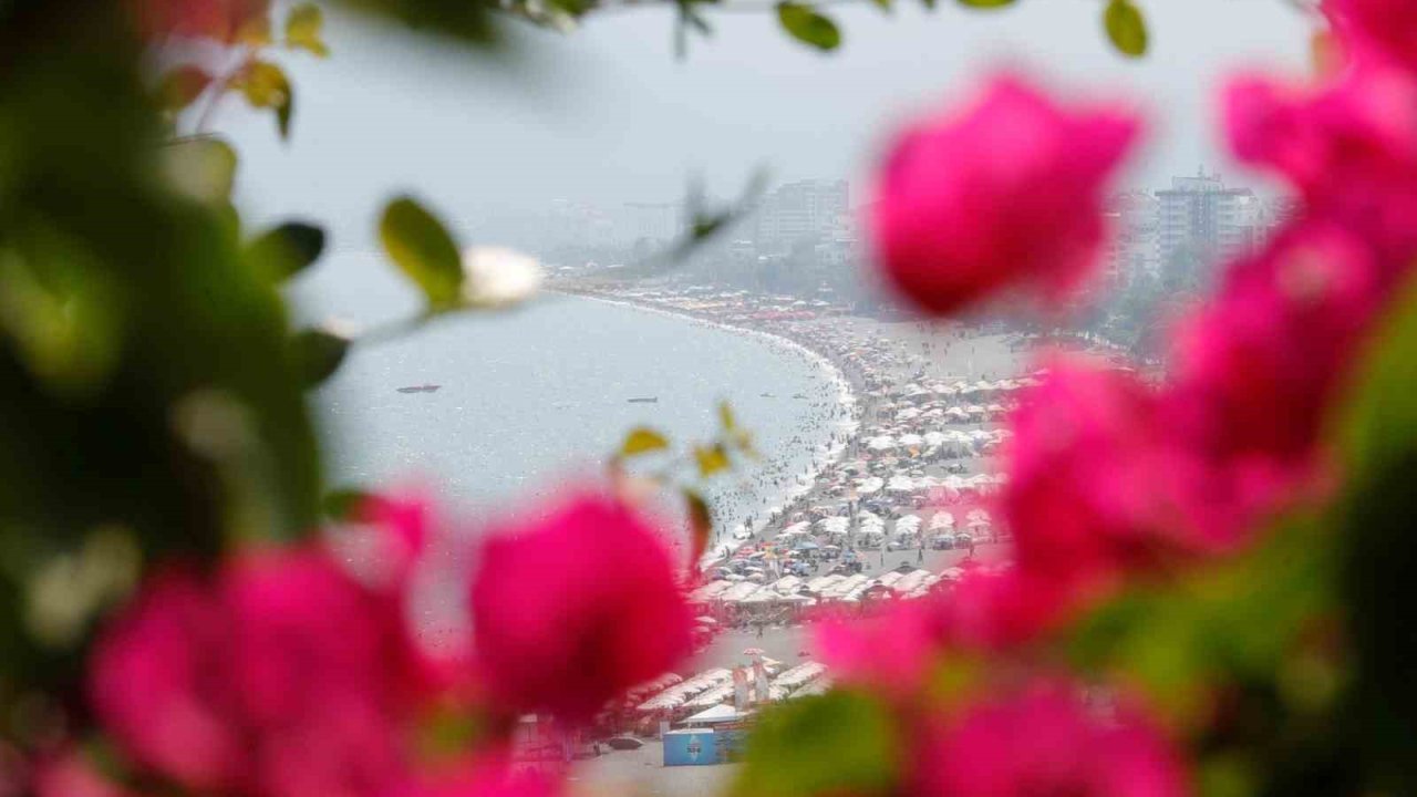 Antalya’da sıcaktan bunalanlar sahile akın etti