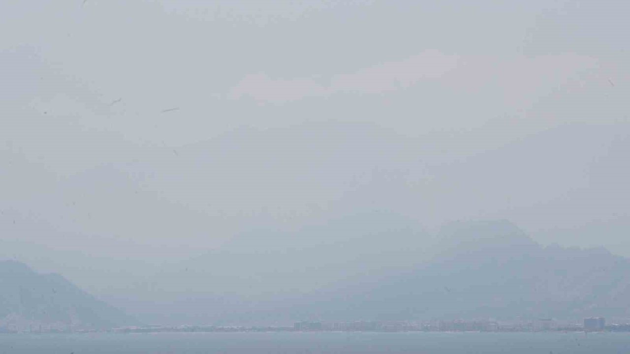 Antalya’nın simgesi Beydağları nem bulutu arasında kayboldu
