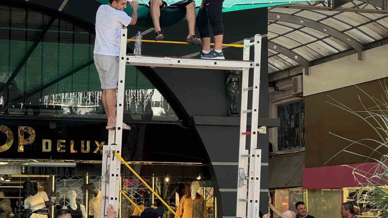Balkondan düştü, tente hayatını kurtardı
