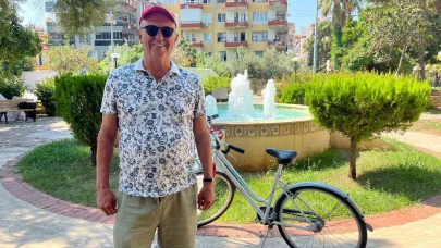 Bisikletiyle şarkı söyleyerek gittiği sahilde hırsızların kurbanı olmuştu, gelen hediyeyle tekrar şarkı söylemeye başladı
