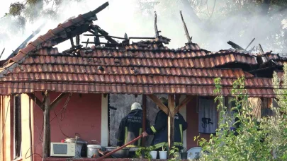 Dumanları fark edince 2 torununu da alarak çıktı, evinin üst katı küle döndü