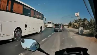Emniyet şeridine geçen hafif ticari araca çarpıp takla attı, o anlar kameraya yansıdı