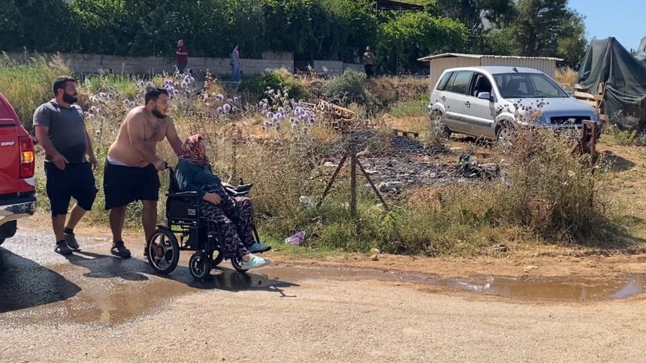 Evine yaklaşan alevlerden kurtarılan kadın tekerlekli sandalyeyle bölgeden uzaklaştırıldı