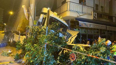 Freni boşalan tır park halindeki 2 otomobile çarparak durabildi