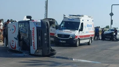 Hasta taşıyan ambulans kaza yaptı, 2 sağlık görevlisi yaralandı