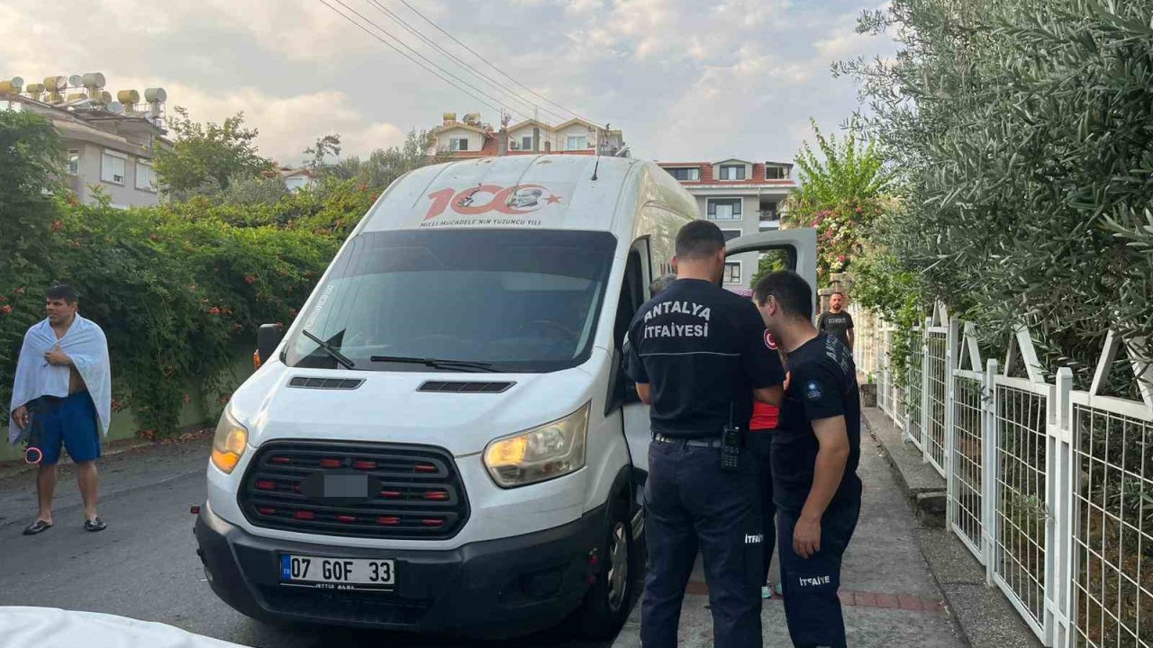 Kargo minibüsünde uyuyakalan sürücü ekipleri alarma geçirdi