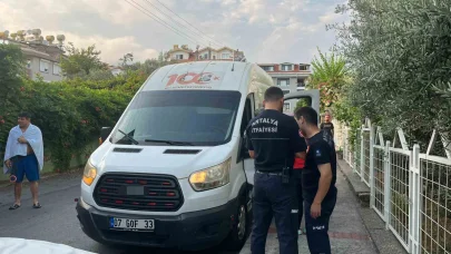 Kargo minibüsünde uyuyakalan sürücü ekipleri alarma geçirdi