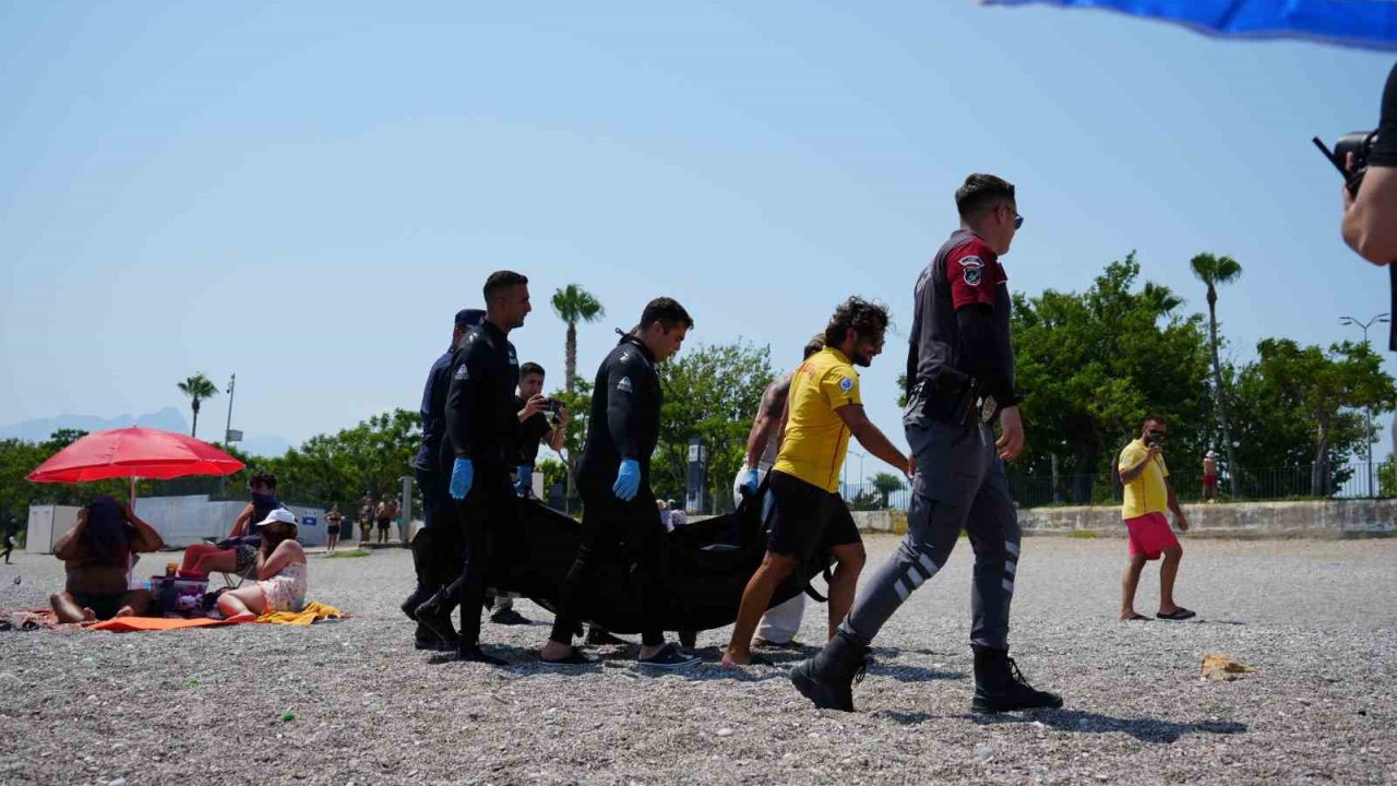 Konyaaltı Sahili’nde vücudunda kesikler bulunan erkek cesedi bulundu