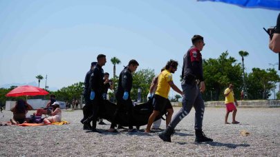 Konyaaltı Sahili’nde vücudunda kesikler bulunan erkek cesedi bulundu
