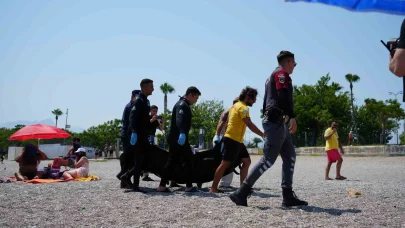 Konyaaltı Sahili’nde vücudunda kesikler bulunan erkek cesedi bulundu
