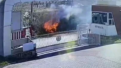 Kopan elektrik kablosu saman balyalarını küle çevirdi, o anlar güvenlik kamerasına yansıdı
