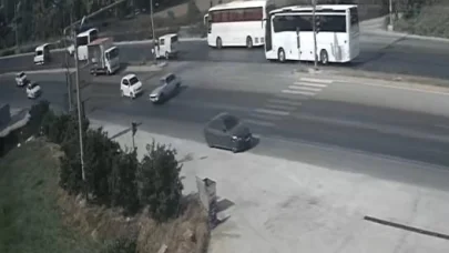 Manavgat’ta otomobilin U dönüşü sonrası kaza anı kamerada
