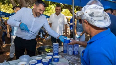 Manavgat’ta vatandaşlara aşure ikram edildi