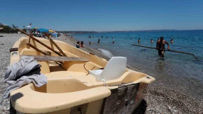 Metal çıkarmak için denize daldı, batmış tekneyi bulup kıyıya çıkardı