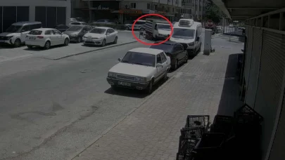 Motosikletli, kamyonetin altında kalmaktan son anda kurtuldu