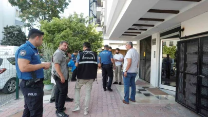 Yaşadığı dairede boğazı kesilmiş olarak bulundu