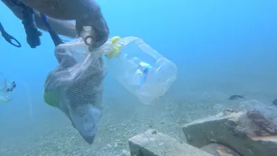 Balık tutarken denizi kirletiyorlar
