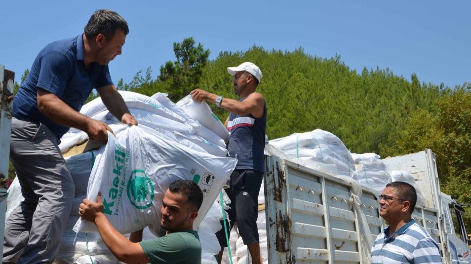 Büyükşehir Alanyalı çiftçilere 10 ton kaolin kili dağıttı