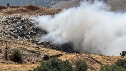 Çöplük yangını ormana sıçramadan söndürüldü