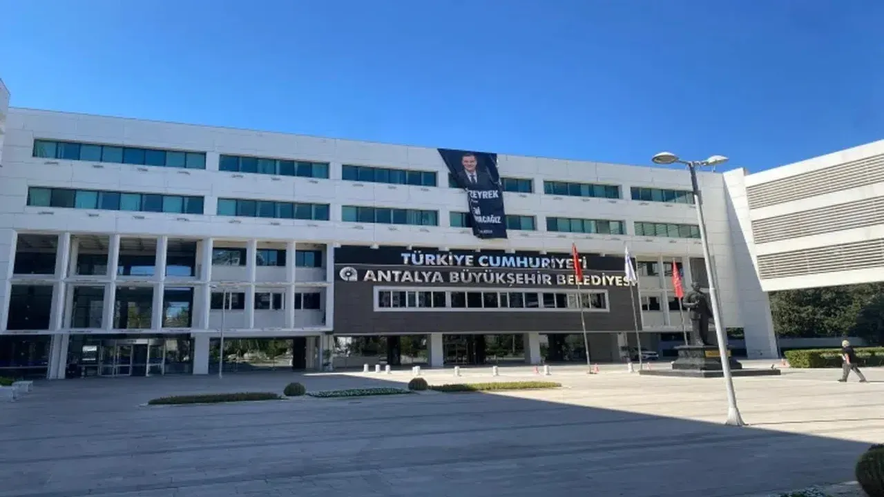 Antalya Büyükşehir Belediyesi’ne yönelik 195 milyonluk 'rüşvet' operasyonu; 17 gözaltı