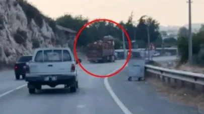 Trafikte şoförünün kontrolsüz ilerlediği tomruk yüklü TIR, refüje devrildi