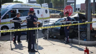 Ağaca çarpan otomobilde sıkışan sürücü yaşamını yitirdi