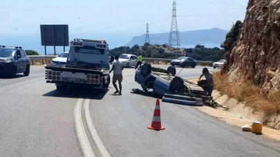 Otomobil kayalıklara çarptı: 2 yaralı