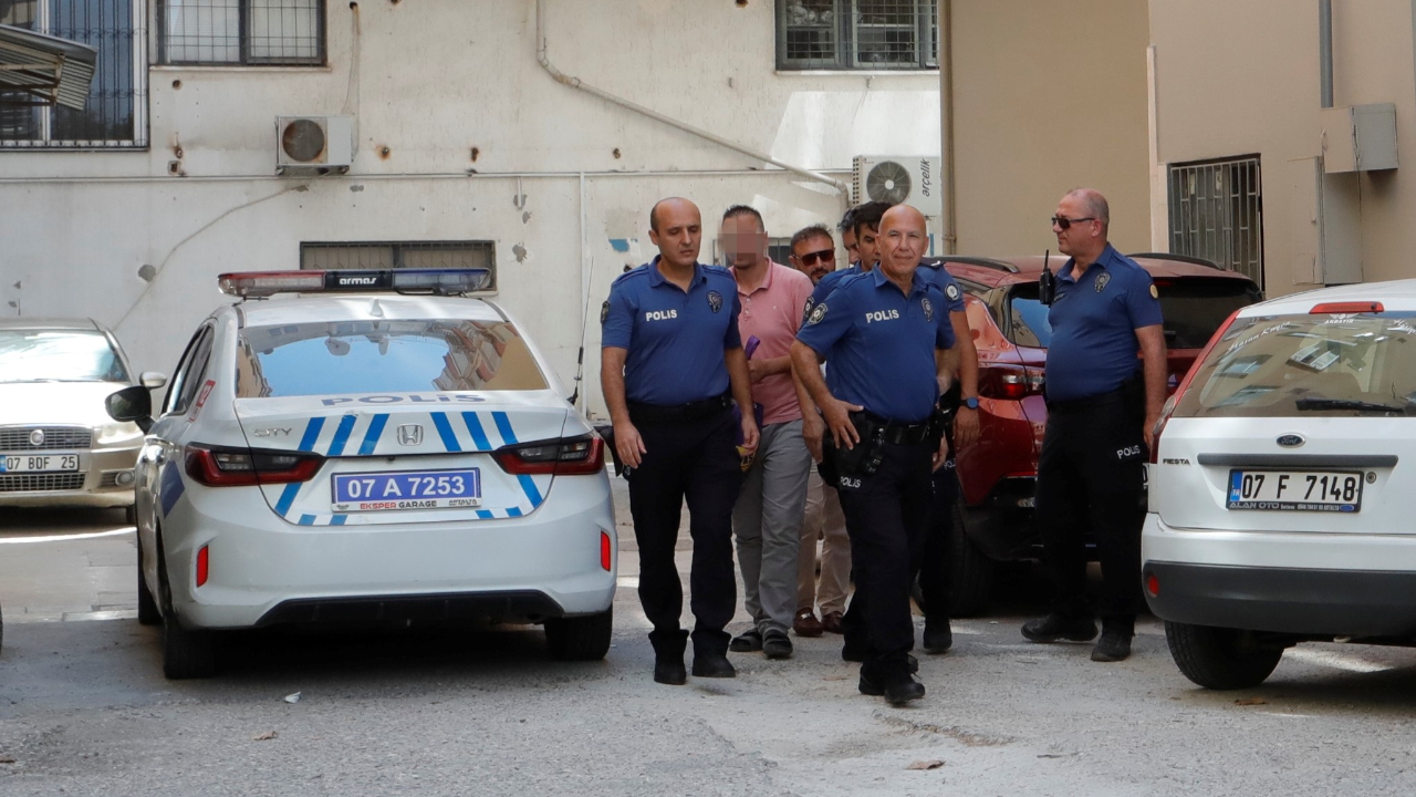 Balkonun demir korkuluklarında boşanma pazarlığı