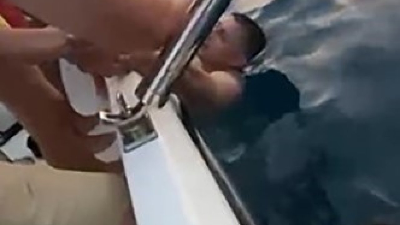 Alanya’da denize açılıp boğulma tehlikesi geçiren Ukraynalı turisti tekneciler kurtardı