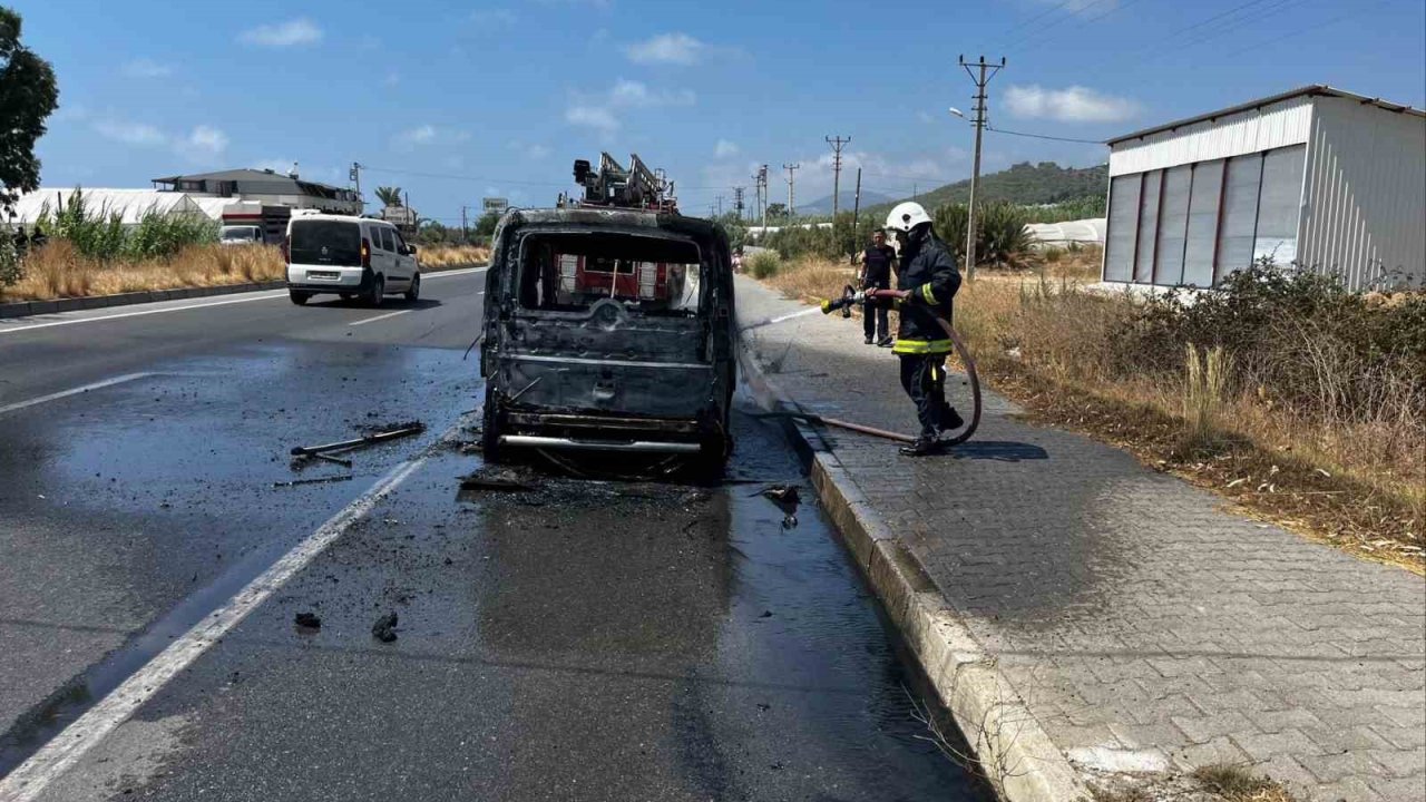Alanya’da seyir halindeki Fiat otomobil alev aldı