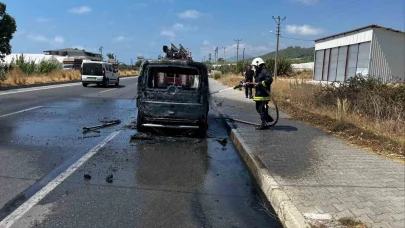 Alanya’da seyir halindeki Fiat otomobil alev aldı