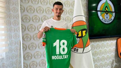Alanyaspor kadrosuna kattığı 4 oyuncu için imza töreni düzenledi