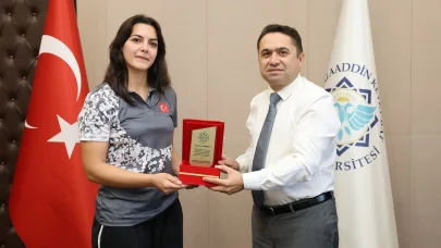 ALKÜ’lü şampiyona Rektör Türkdoğan’dan plaket