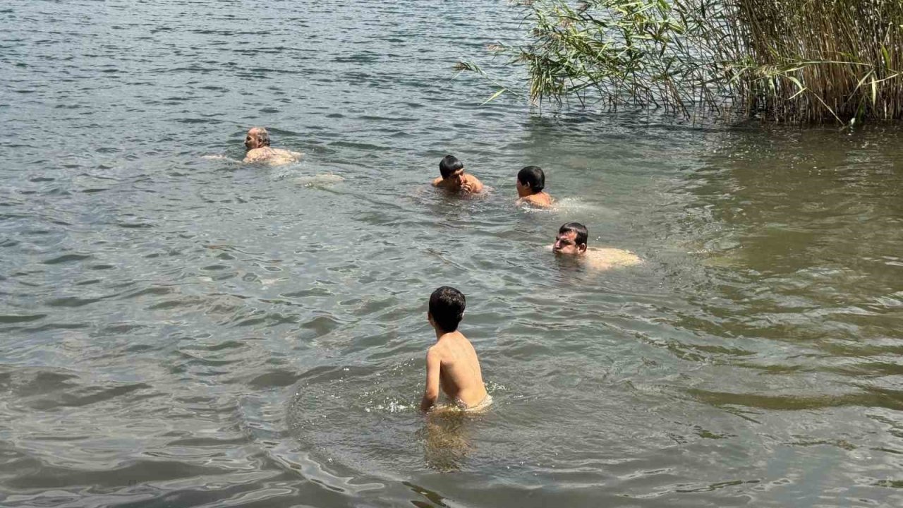 Antalya sıcağından kaçanlar, 1700 rakımlı turkuaz renkli Dipsiz Göl’de serinliyor