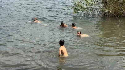 Antalya sıcağından kaçanlar, 1700 rakımlı turkuaz renkli Dipsiz Göl’de serinliyor