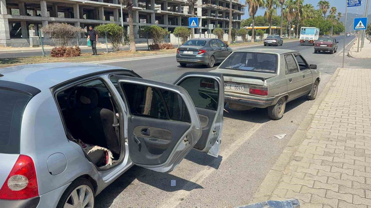 Antalya’da 3 otomobilin karıştığı zincirleme kazada 2 kişi yaralandı