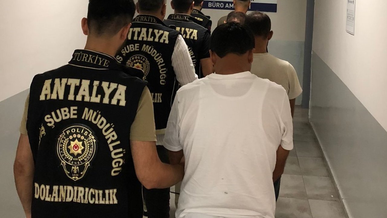 Antalya’da kendini devlet görevlisi olarak tanıtıp vurgun yapan 4 şüpheli tutuklandı