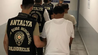 Antalya’da kendini devlet görevlisi olarak tanıtıp vurgun yapan 4 şüpheli tutuklandı