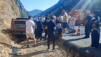 Antalya’da otomobil çekici ile çarpıştı: 5 yaralı