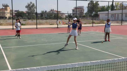 Büyükşehir Belediyesi Döşemealtı’nda yeni tenis kursu açtı