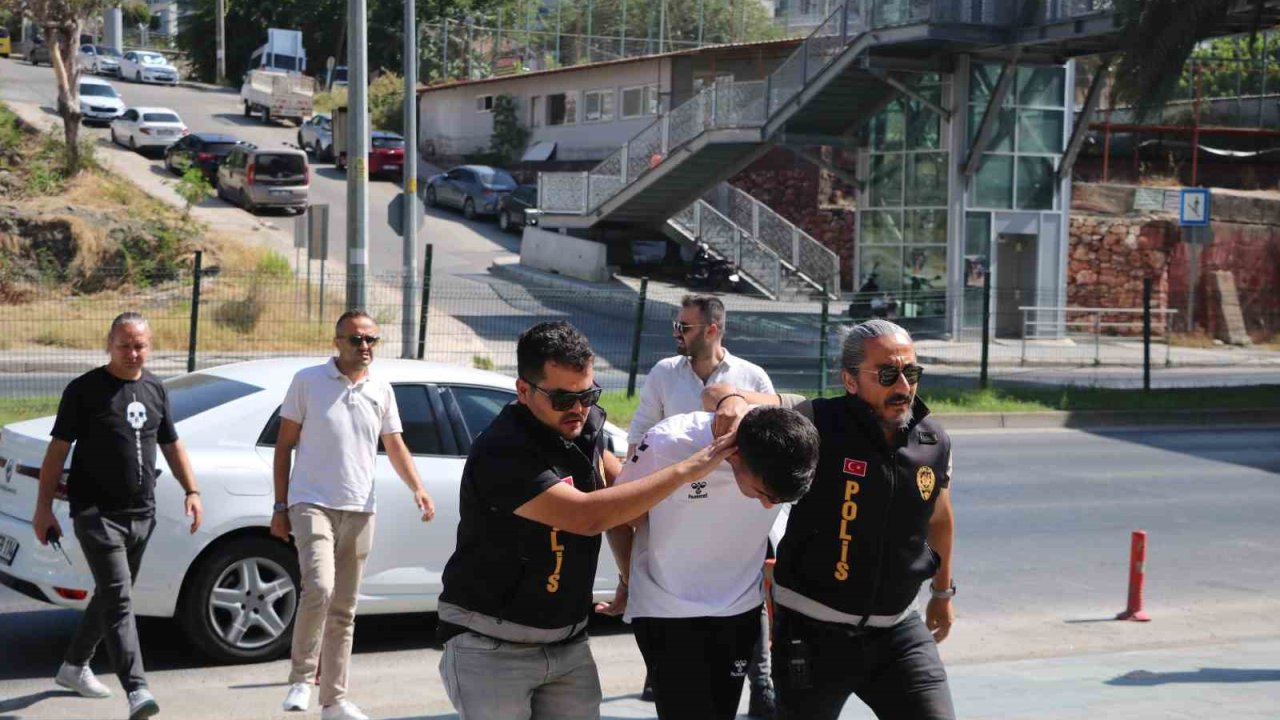 Emlakçıyı arayıp kiraladığı evde cinayet işlediğini söyleyen zanlı tutuklandı