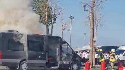 Havalimanında park halindeki minibüs alevlere teslim oldu