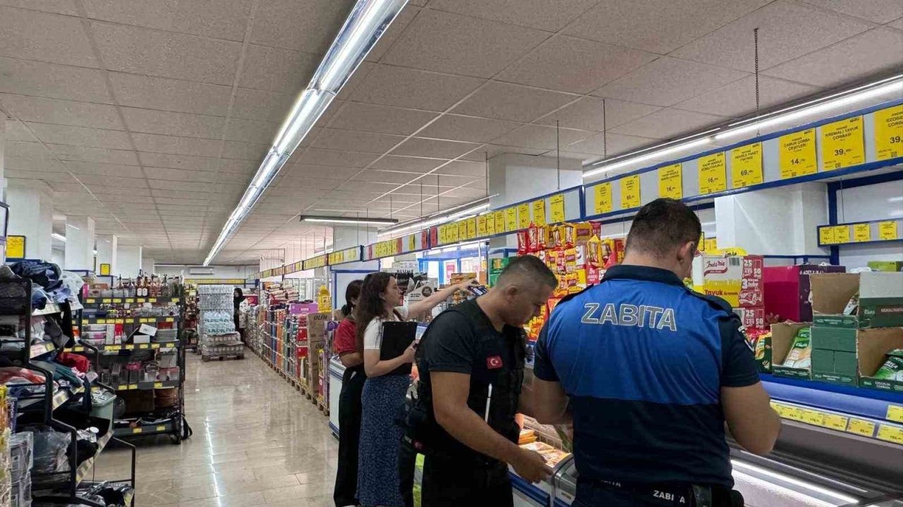 Kemer’de zabıta ekipleri marketlerde etiket ve hijyen denetimi yaptı