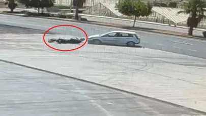 Otomobil ile çarpışan motosikletlinin metrelerce sürüklendiği kaza kamerada