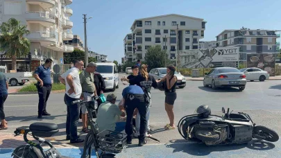 Otomobil ile motosiklet çarpıştı, yaralıya yoldan geçen doktor müdahale etti