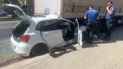 Otomobil, park halindeki tıra çarptı: 4 yaralı