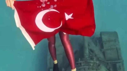 Şahika Ercümen, Zafer Bayramı’nda Kaş’ta tanka dalış yaptı
