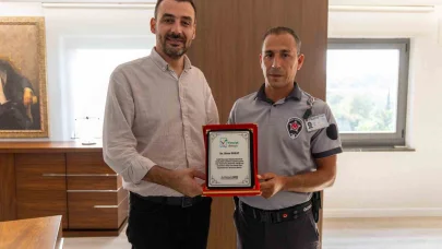 Tarihi köprüden atlama girişimine engel olan güvenlik görevlisine plaket