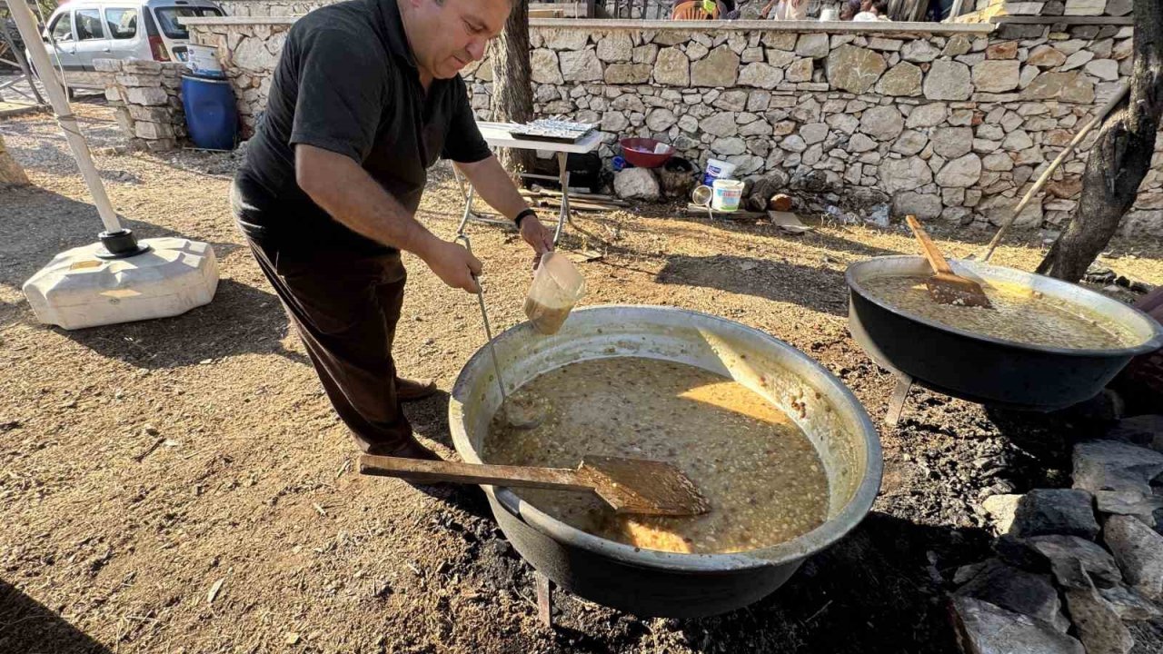 Tarihi Sarıhacılar’da bin kişilik aşure ikramı