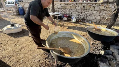 Tarihi Sarıhacılar’da bin kişilik aşure ikramı